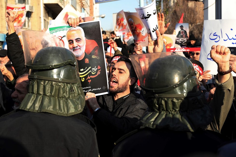 Demonstrace před britskou ambasádou v Teheránu kvůli lednovému sestřelení ukrajinského letounu.
