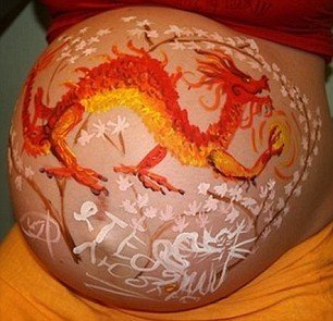 Čínský drak! Že by byl z novorozeně kung-fu mistr?