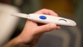 Češky na internetu obchodují s pozitivními těhotenskými testy. Kvůli falešným potratům nebo svatbám
