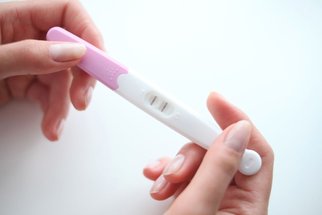 Zděšení v Anglii: Domácí těhotenské testy ukázaly ženám, že jsou v očekávání. Nebyla to ale pravda
