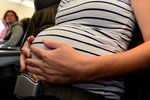 Ani těhotné ženy se nemusejí vzdávat létání, ale těsně před porodem už ho lékaři nedoporučují