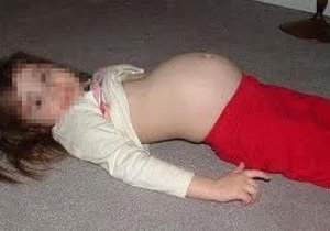 Těhotné holčičce zakázali potrat. (Ilustrační snímek)
