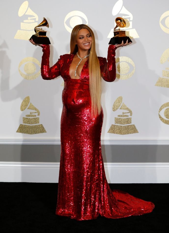 Beyoncé v šatech od Petera Dundase na předávání cen Grammy v roce 2017.