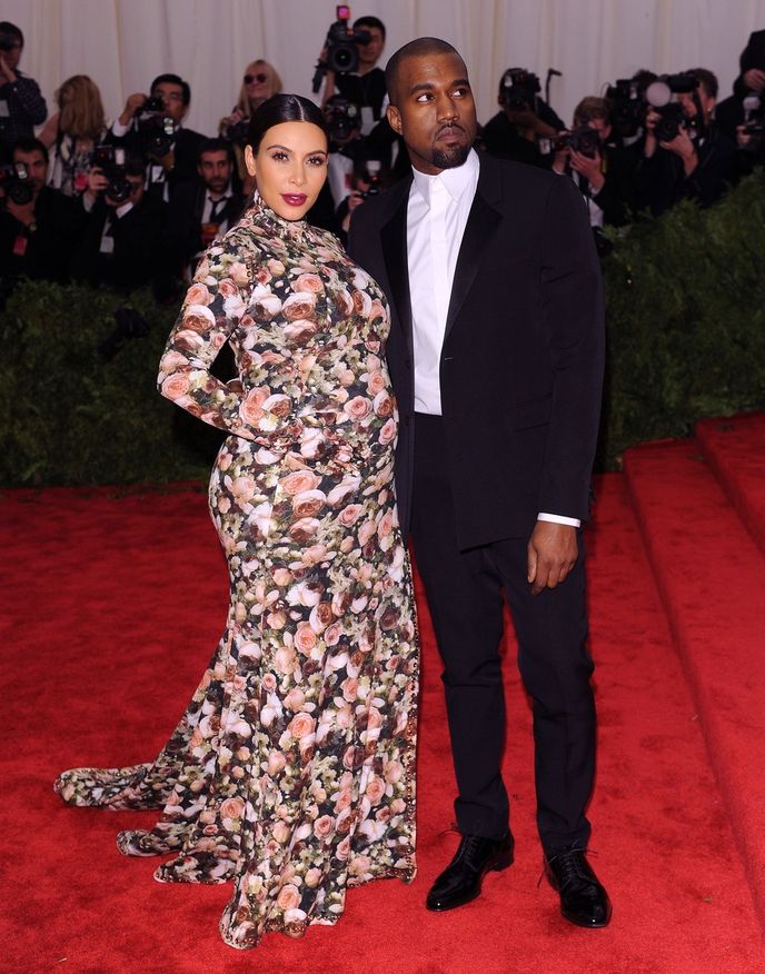 Kim Kardashian vynesla na Met Gala 2013 florální róbu z dílny Riccarda Tisciho.