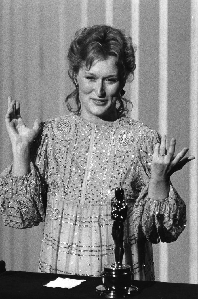 Meryl Streep ve vyšívaném kaftanu Christian Leigh při přebírání Oscara v roce 1983.