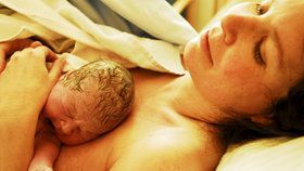 Stovky Češek mají první dítě až po čtyřicítce. Poprvé rodí i padesátnice