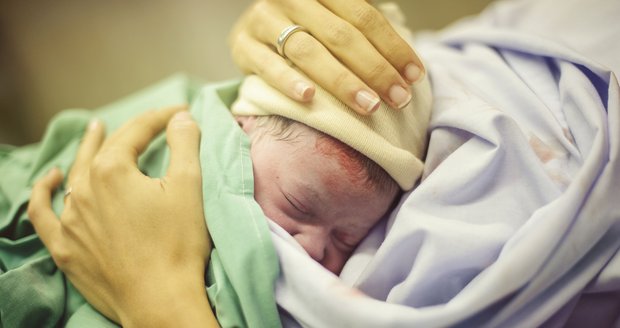 Strach z porodu: Je řešením psycholog, nebo císařský řez? 