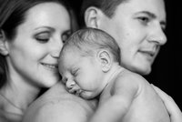 Otec u porodu: Skvělý zážitek, nebo hrůza, která rodiče připraví o sex? 