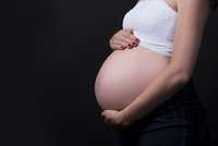 Koronavirus zvyšuje riziko závažných onemocnění a úmrtí u těhotných žen, varuje nová studie