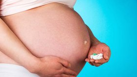 Chřipka u těhotných žen může vést až k potratu: Během epidemie se vyhýbejte kolektivům, vzkazuje lékařka