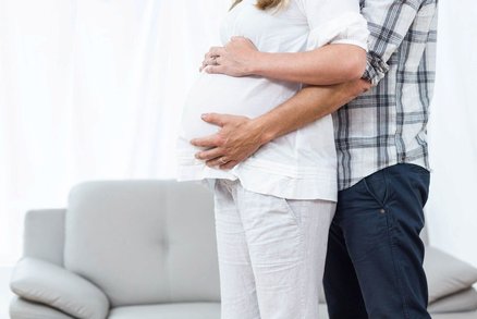 Zvětšování břicha, ranní nevolnosti: Syndrom „těhotných“ mužů umí otce potrápit