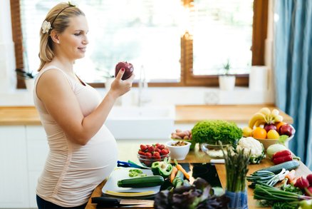 Kterým potravinám se v těhotenství striktně vyhnout a které omezit?