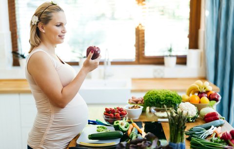 Kterým potravinám se v těhotenství striktně vyhnout a které omezit?
