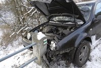 Vážná nehoda na Rokycansku: Těhotná řidička narazila do betonového mostku