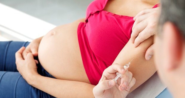 Chřipka je v těhotenství nebezpečná pro matku i plod, proto lékaři doporučují očkování