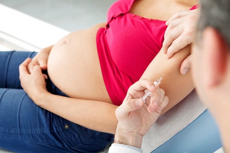 Neočkované dítě může ohrozit plod těhotné matky, pokud chytne jednu z vysoce infekčních onemocnění.