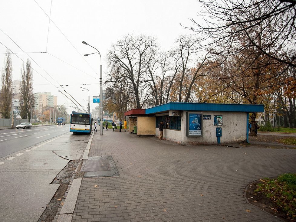 Zastavka Sad Bozeny Nemcove v Ostravě, tady melo k brutalnimu napadeni došlo.