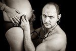 Většina mužů už považuje přítomnost u porodu za nádhernou zkušenost. Jenže, ne každý to tak nakonec vnímá.