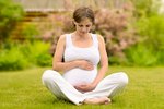 Proč cvičit jógu v těhotenství? Zbaví vás strachu!