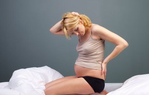 3 způsoby, jak ulevit bolavým zádům v těhotenství