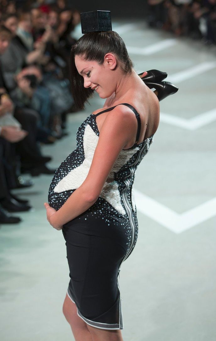 Haute Couture přehlídka Julien Fournie jaro/léto 2013. Modelka nesla své vysoké jehly raději v ruce