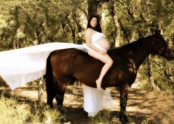Těhotná nevěsta dělá koniny.
