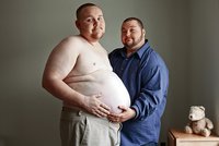 Druhý těhotný muž na světě! Za měsíc rodí!