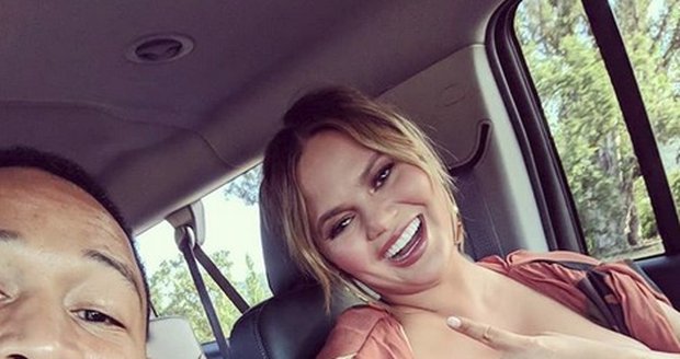 Kojící Chrissy Teigen