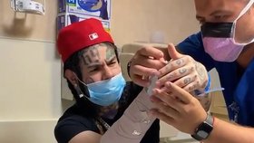 Kontroverzní rapper Tekashi 6ix9ine skončil v nemocnici poté, co si zlomil zápěstí.