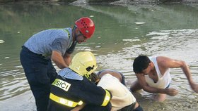 Hasiči vytahovali nebohého chlapce z pískové pasti přes 20 minut