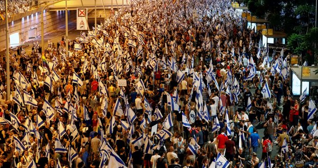 200 000 lidí v Izraeli protestuje proti soudní reformě. Připojilo se i 10 000 rezervistů