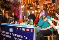 Přijďte se naočkovat proti koronaviru, drink máte zdarma: Bar v Izraeli láká mladé