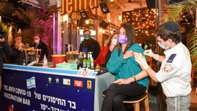 V Tel Avivu dostanete poukázku na drink, když se necháte očkovat.