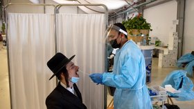 Testování cestujících na koronavirus na Mezinárodním letišti Bena Guriona u Tel Avivu (13. 4. 2021)