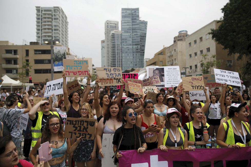 Tisíce žen v Tel Avivu protestovaly proti sexuálnímu násilí.