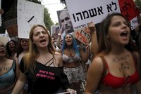 Vysvlečené ženy vyšly na „pochod děvek“. Na protest proti sexuálnímu násilí
