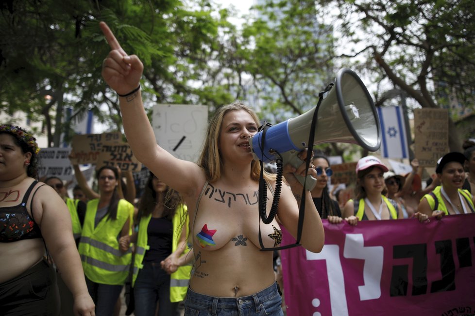 Tisíce žen v Tel Avivu protestovaly proti sexuálnímu násilí.