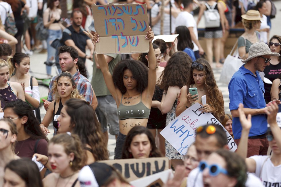 Tisíce žen v Tel Avivu protestovaly proti sexuálnímu násilí.