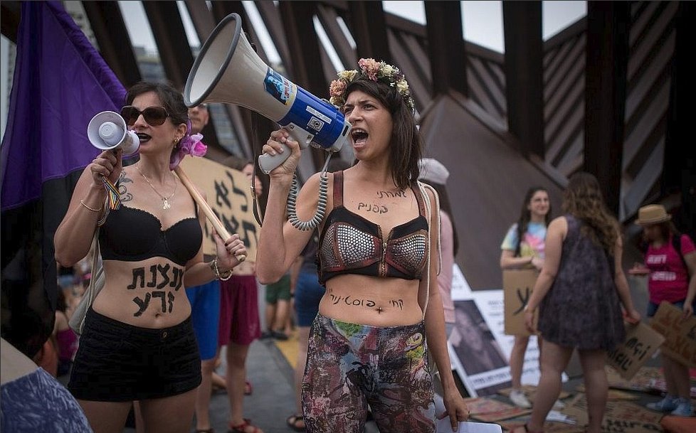 Tisíce žen v Tel Avivu protestovaly proti sexuálnímu násilí.