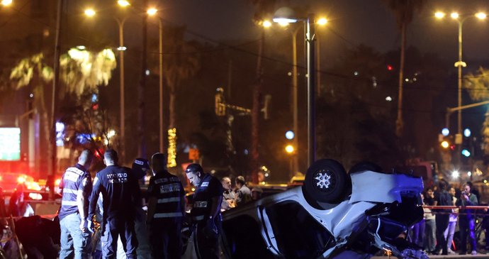 Jeden mrtvý a šest zraněných v Tel Avivu. Útočník střílel po lidech a najížděl do nich autem