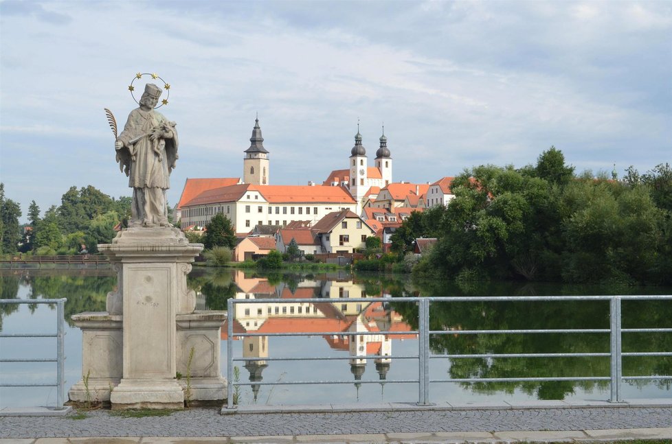 Telč na Vysočině podobně jako jiná malá města zažívá to, že do města jezdí mnoho zájezdů pouze na jeden den