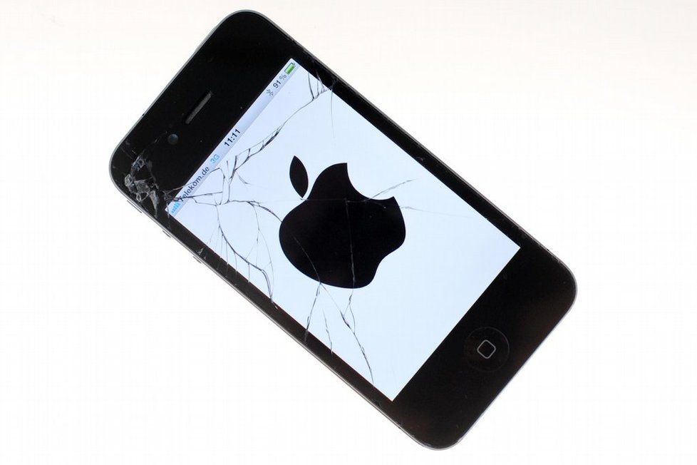 Telefon iPhone s rozbitým displejem (ilustrační foto)