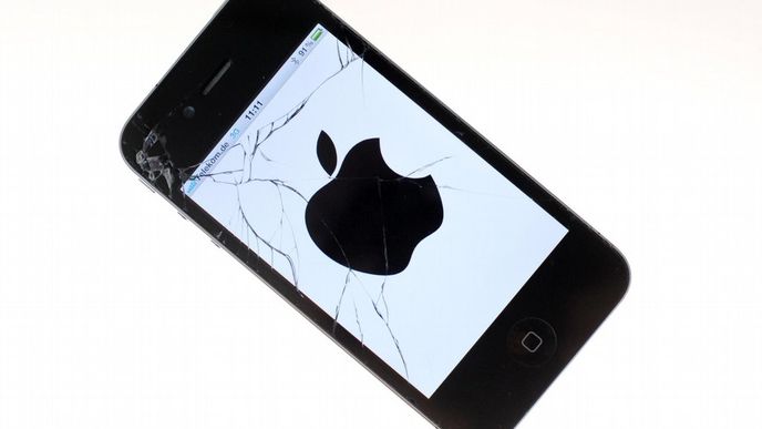 Telefon iPhone s rozbitý displejem (ilustrační foto).