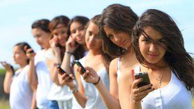 Ženy v mnoha zemích světa mají podle nové studie zakázáno používat mobilní telefony. Panuje totiž obava, že by v konečném důsledku otěhotněly (ilustrační foto)