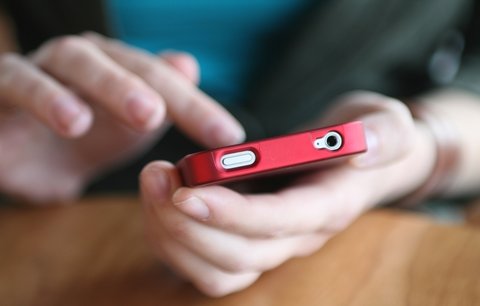 Teenageři by hodinu před spaním neměli koukat do mobilů: Nebudou pak spát!