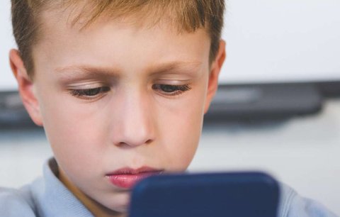 Jaký telefon vybrat školákovi? Pro mladší děti stačí základ, starší ocení výkon i velké úložiště