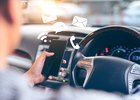 Podle nové studie si řidiči myslí, že je v pořádku psaní sms a volání během řízení