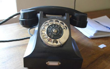 První poválečný český telefon od firmy Tesla typ 4174 A vyrobený z bakelitu.