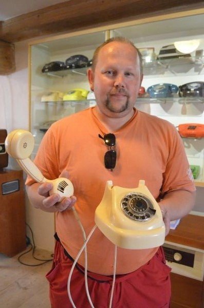Telefon T58 byl z plastu, kde hlavní výrobní složkou byl tvaroh. Předvádí ho správce třešťského muzea Jiří Šťastný.