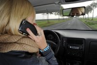 Kontroverzní studie: Telefonování za jízdy nezvyšuje nebezpečí autonehody při řízení!